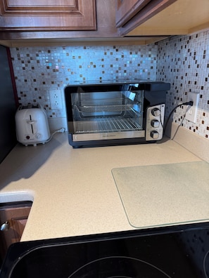 Toaster and toaster oven/air fryer