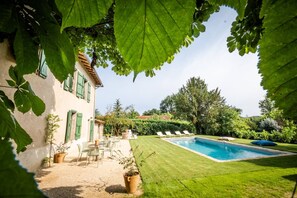 Outside : Heated swimming pool - 2 wooden tables for 14 people - Garden lounge - Deckchairs - Plancha gas - 1 trampoline + 2 bikes on the property - Playground 100m from the house - WC