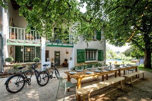 Outside : Heated swimming pool - 2 wooden tables for 14 people - Garden lounge - Deckchairs - Plancha gas - 1 trampoline + 2 bikes on the property - Playground 100m from the house - WC