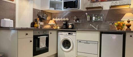Fully equipped Kitchen, cooker, microwave, washing machine, dishwasher, fridge