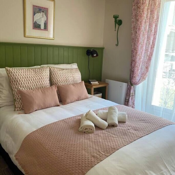 Main bedroom Queen sized Double bed 