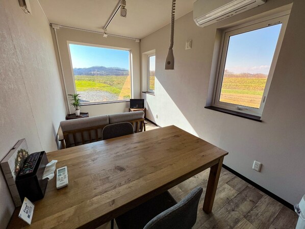 ・[Building B/living room and work space] A dining table that can also be used as a work desk is installed.
