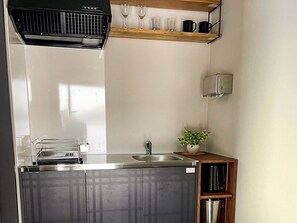 ・[Building B/Kitchen] You can cook for yourself in the kitchen equipped with an IH stove.