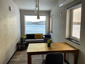 ・[Building B/living room and office] You can see the open plain from the large window.