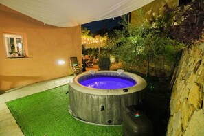 jacuzzi y jardin