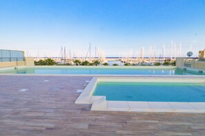 Swimmingpool mit Meerblick