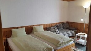 Wohnschlafzimmer mit zwei Einzelbetten(90x200)