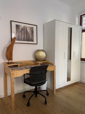 Schlafzimmer - Schreibtisch und Kleiderschrank