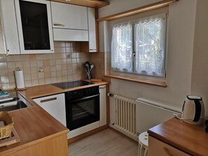 Sep. Küche mit Glaskeramikherdund Backofen