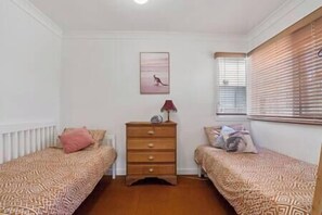 Bedroom 3 - 2 single beds