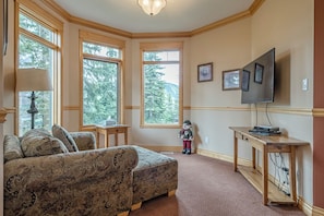 Top Floor Alcove with TV 