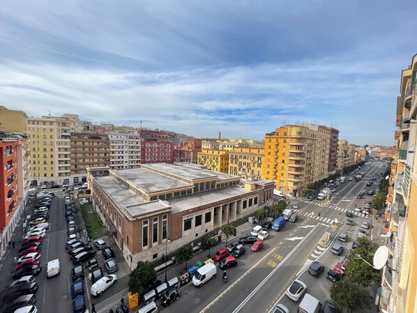 Vista sulla città dal balcone del soggiorno : vista del Mercato coperto