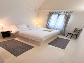 Lovely Santorini Villa | Altura Residence | 1 Bedroom  |  Outdoor Hot tub & Beautiful Views | Exo Gonia