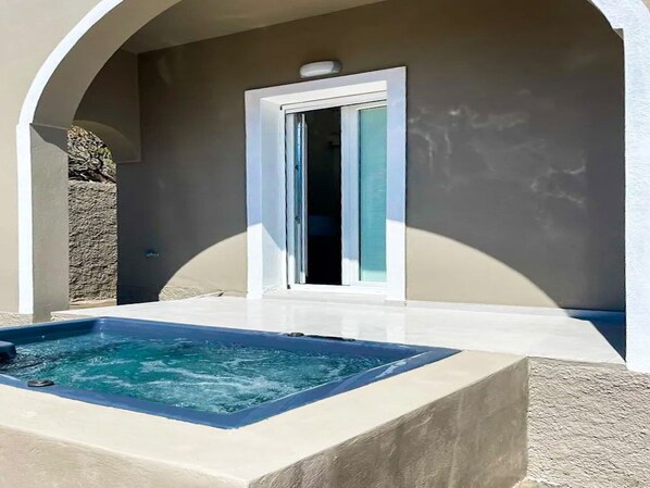 Lovely Santorini Villa | Altura Residence | 1 Bedroom  |  Outdoor Hot tub & Beautiful Views | Exo Gonia