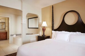 Unit with 1 King size bed. Exact unit will be assigned upon arrival. Views, colors and decor may vary.