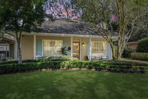The beautiful Parlour House has a beautiful yard and gives the feeling of being home away from home.