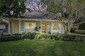 The beautiful Parlour House has a beautiful yard and gives the feeling of being home away from home.