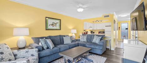 Bright and open floor plan for all to enjoy!
