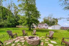 Discover fun evenings around the fire pit in our backyard.