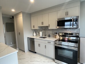 Full size kitchen with 6 appliances 