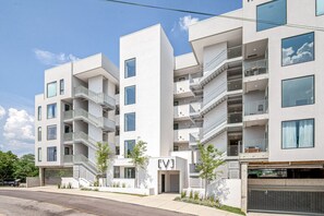 This condo is located in the EVE building. A new building that is walking distance to downtown Nashville. Comes with a free parking spot in a garage.
