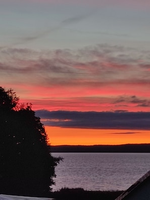 Der Himmel brennt beim Sonnenaufgang über dem See