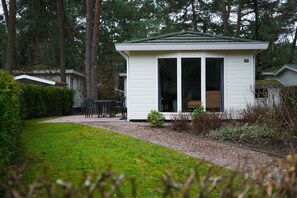 Stugans exteriör [sommar]