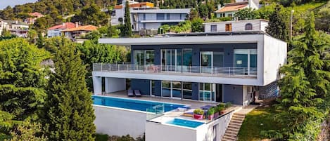 View of the villa (Center)