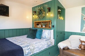 Willows Rest - 1 Bed Shepherd's Hut - Pentlepoir (25581)