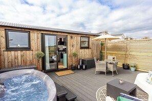 Willows Rest - 1 Bed Shepherd's Hut - Pentlepoir (25631)
