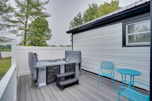 Private Outdoor Living Area | Hot Tub