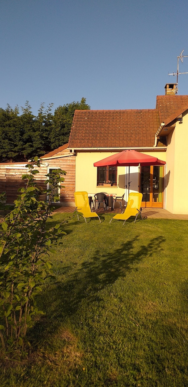 Maisonnette avec terrasse vue sur jardin potager