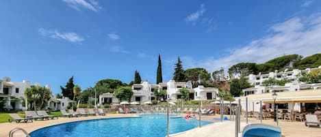 Piscina com área verde e bar