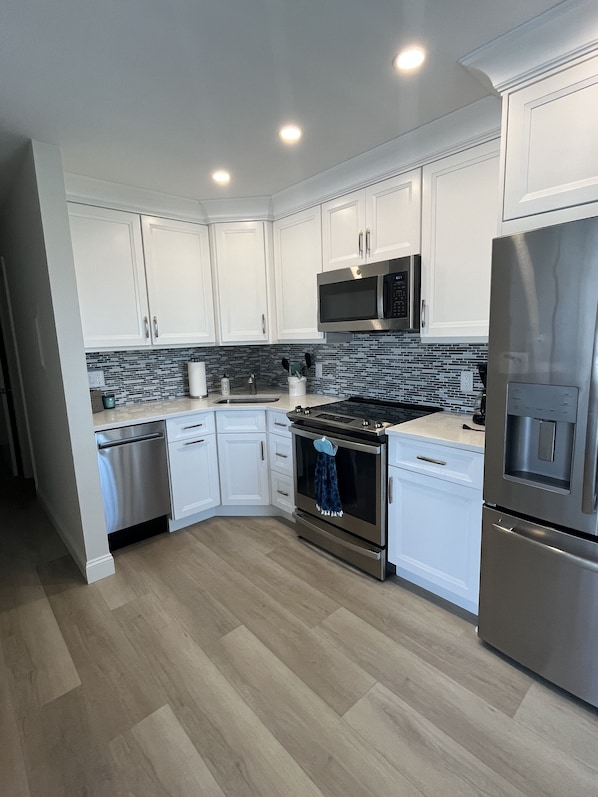 Fully stocked newly remodeled kitchen with ice maker and air fryer in the oven.