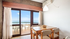 Dining area with a view to the ocean and access to the balcony
#balcony #portugal #pt #algarve