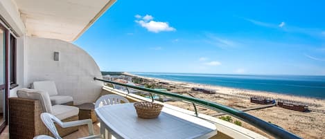 Lovely balcony with a designated area to relax and to enjoy meals. With a beach and view
#ocean #sea #portugal #pt #algarve