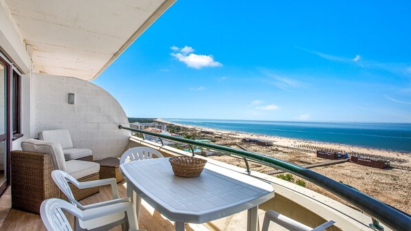 Lovely balcony with a designated area to relax and to enjoy meals. With a beach and view
#ocean #sea #portugal #pt #algarve