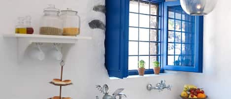 Quaint Santorini Villa | Blue House | 1 Bedroom | Perfect Romantic Couples Getaway | Exo Gonia