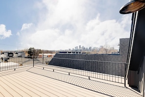 Roof top deck w/skyline view