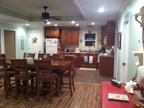 Full kitchen, Table seats 8