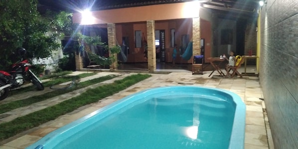 Jardim, piscina e deck 