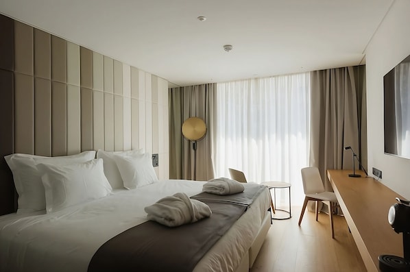 Unit with 2 Twin Beds. Exact unit will be assigned upon arrival. Views, colors, and decor may vary.