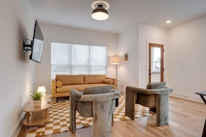 “Great place to stay near all the fun in Nashville! Nash was very accommodating and the place was perfect for our long weekend getaway! Highly recommend!” - Shane ’23