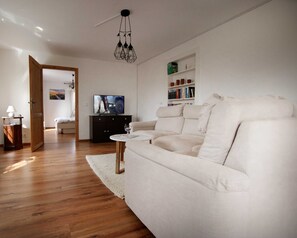 Die große Couch im Wohnbereich lädt zum verweilen ein.