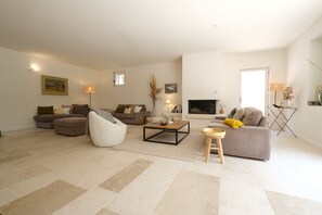 Vacation rental BAUX DE PROVENCE luxury farmhouse to rent living room