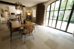 Holiday rental BAUX DE PROVENCE luxury farmhouse to rent dining room
