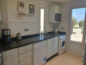 Fully fitted Kitchen

