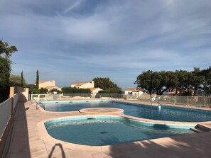 GRANDE PISCINE DE LA RESIDENCE A 150METRES A PIED
BASSIN POUR ENFANTS EN BAS AGE