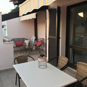 TERRASSE AVEC COIN REPAS ET COIN SALON
2 STORES BANNES MOTORISES POUR OMBRAGE