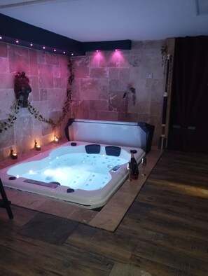 Indoor spa tub